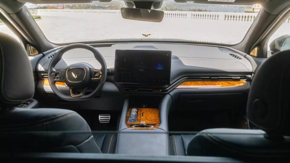 Βιετναμέζικο ηλεκτρικό SUV αντέχει σε 400 σφαίρες και 2 χειροβομβίδες